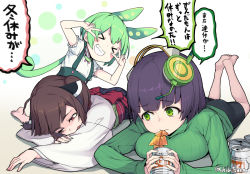 Rule 34 | &gt; &lt;, 3girls, ahoge, barefoot, black hair, breasts, brown hair, can, clenched teeth, green eyes, green hair, green sweater, headphones, hibi tsuna, holding, holding can, japanese clothes, kimono, kyoumachi seika, large breasts, long sleeves, lying, multiple girls, on stomach, red eyes, short hair, smile, speech bubble, sweater, teeth, touhoku kiritan, translation request, twitter username, voiceroid, white kimono, zundamon