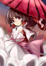 Rule 34 | 1girl, absurdres, bare shoulders, bd-0, bow, brown hair, detached sleeves, expressionless, hair bow, hakurei reimu, highres, looking at viewer, looking back, nano (ex925868312), oil-paper umbrella, red eyes, ribbon-trimmed sleeves, ribbon trim, sarashi, solo, touhou, twilight, umbrella, upper body