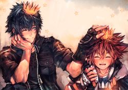 Rule 34 | 10s, 2boys, black hair, blue eyes, brown hair, chain, chain necklace, crossover, crown, final fantasy, final fantasy xv, fingerless gloves, gloves, grin, hand on head, holding, holding weapon, jacket, jewelry, keyblade, kingdom hearts, multiple boys, necklace, noctis lucis caelum, open mouth, short sleeves, smile, sora (kingdom hearts), spiked hair, star (symbol), weapon