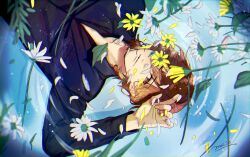 Rule 34 | 1boy, black shirt, blue background, brown eyes, brown hair, closed mouth, commentary, daisy, flower, flower over eye, hair between eyes, hand up, highres, kotobuki reiji, leaf, light smile, long sleeves, looking at viewer, male focus, maso (maso 1222), open collar, petals, ripples, shirt, short hair, signature, solo, upper body, upside-down, uta no prince-sama, white flower, wing collar, yellow flower