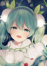 Rule 34 | 1girl, :d, ahoge, bad id, bad pixiv id, blue hairband, blush, breath, capelet, commentary, english commentary, flower, fur-trimmed capelet, fur trim, green eyes, green hair, hair between eyes, hairband, hatsune miku, head tilt, night, night sky, open mouth, silltare, sky, smile, snowflake print, solo, star (sky), starry sky, upper body, vocaloid, white capelet, white flower, yuki miku