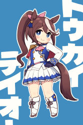 Rule 34 | 1girl, animal ears, ascot, text background, black gloves, blue background, blue eyes, boots, brown hair, buttons, cape, chibi, double-breasted, epaulettes, gloves, hand on own hip, highres, horse ears, horse girl, horse tail, long sleeves, looking at viewer, multicolored hair, pink ascot, pleated skirt, ponytail, red cape, simoyuki, simple background, single epaulette, skirt, solo, streaked hair, tail, tokai teio (umamusume), translation request, umamusume, white footwear
