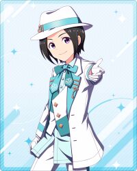Rule 34 | 1boy, aqua bow, aqua bowtie, black hair, bow, bowtie, child, closed mouth, fedora, formal, gloves, hat, idolmaster, idolmaster side-m, idolmaster side-m growing stars, looking at viewer, male focus, official art, okamura nao, purple eyes, simple background, smile, solo, suit, white gloves, white hat, white suit