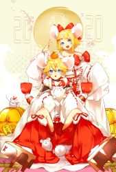 Rule 34 | 1boy, 1girl, 2020, animal, animal ears, animal on lap, arm up, bamboo, bare shoulders, blonde hair, blue eyes, bow, brother and sister, cat, chinese zodiac, coin, commentary request, eating, fang, food, food on head, fruit, full body, geta, green background, hair bow, hair ornament, hairclip, hakama, hakama skirt, happy new year, highres, japanese clothes, kagamine len, kagamine rin, kemonomimi mode, kimono, knee cutout, kouhaku nawa, lace-trimmed sleeves, lace trim, long sleeves, looking up, mandarin orange, midriff peek, mouse (animal), mouse ears, navel, new year, object on head, off shoulder, on lap, open mouth, oyamada gamata, red bow, red hakama, rope, shimenawa, short hair, siblings, sitting, skirt, sleeves past wrists, standing, twins, vocaloid, white cat, white kimono, wide sleeves, year of the rat