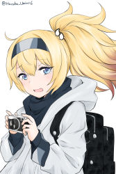 Rule 34 | 1girl, alternate costume, alternate hairstyle, backpack, bag, blonde hair, blue eyes, camera, coat, gambier bay (kancolle), hairband, highres, hood, hooded coat, kantai collection, long hair, multicolored hairband, open mouth, ponytail, simple background, solo, twitter username, umino haruka (harukaumino6), upper body, white background, white coat