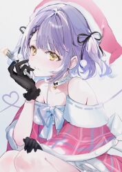 Rule 34 | 1girl, black bow, black gloves, bow, bowtie, capelet, commentary request, cowboy shot, detached collar, dress, food, food on face, fork, fur-trimmed capelet, fur-trimmed dress, fur trim, gloves, hair bow, hat, heart, highres, holding, holding fork, plaid, plaid capelet, plaid dress, purple hair, red dress, red hair, red hat, santa costume, santa hat, shia job, shinomiya runa, short hair, simple background, solo, squatting, two side up, virtual youtuber, vspo!, white background, white bow, white bowtie, yellow eyes