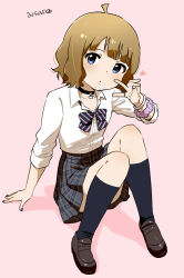 1girl ahoge arm_support bangle black_bow black_bowtie black_choker black_nails black_socks blue_eyes blunt_bangs bow bowtie bracelet breasts brown_hair choker collarbone collared_shirt concept_gyarus_(idolmaster) dated diagonal-striped_bow diagonal-striped_bowtie diagonal-striped_clothes grey_skirt gyaru hand_up heart heart_choker highres idolmaster idolmaster_million_live! idolmaster_million_live!_theater_days jewelry knees_together_feet_apart knees_up looking_at_viewer loose_bowtie medium_hair nagian official_alternate_costume official_art open_collar parted_lips pink_background pink_scrunchie plaid_clothes plaid_skirt pleated_skirt school_uniform scrunchie shadow shirt sidelocks signature silver_bangle silver_bracelet silver_ring simple_background sitting skirt sleeves_rolled_up small_breasts socks solo striped_clothes suou_momoko v wavy_hair white_shirt wrist_scrunchie