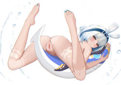 1girl anus ass barefoot blue_hairband blue_nails blur_censor blush brown_eyes bubble censored from_behind genshin_impact hairband highres looking_at_viewer looking_back lying mualani_(genshin_impact) nail_polish nude on_stomach pussy shiranaishi smile solo tan toenail_polish toenails white_hair