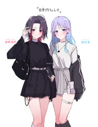 2girls absurdres bag black_hair black_jacket black_shirt black_skirt blue_eyes blue_hair commentary_request gradient_hair grey_skirt hand_up handbag heart highres jacket jewelry locked_arms long_hair looking_at_viewer multicolored_hair multiple_girls necklace off_shoulder original parted_lips pleated_skirt purple_hair red_eyes red_hair shirt simple_background skirt smile ssrbonknow streaked_hair thigh_strap translation_request white_background white_shirt