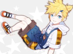 Rule 34 | 1boy, blonde hair, blue eyes, blue overalls, drawstring, floating, from side, grey background, grin, hair ornament, hairclip, highres, hood, hooded sweater, hoodie, kagamine len, looking at viewer, male focus, orange footwear, overalls, short ponytail, short sleeves, simple background, smile, socks, solo, sweater, tetsu (teppei), vocaloid, white hoodie, white socks