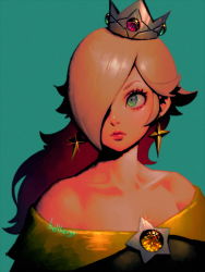 Rule 34 | 1girl, alternate color, bare shoulders, bellhenge, blonde hair, closed mouth, collarbone, commentary, crown, earrings, english commentary, glint, green background, green eyes, hair over one eye, jewelry, long hair, mario (series), nintendo, pink lips, rosalina, signature, simple background, solo, star (symbol), super mario galaxy, super smash bros.