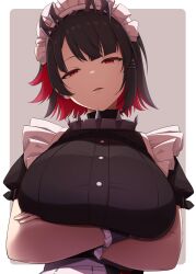 1girl black_hair breasts commentary_request crossed_arms ellen_joe grey_background hair_ornament highres kurikara large_breasts looking_at_viewer maid maid_headdress multicolored_hair puffy_short_sleeves puffy_sleeves red_eyes red_hair short_hair short_sleeves simple_background solo two-tone_hair upper_body x_hair_ornament zenless_zone_zero