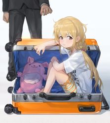 Rule 34 | 10s, 1boy, 1girl, barefoot, blonde hair, blouse, brown eyes, clothes writing, formal, from side, full body, futaba anzu, idolmaster, idolmaster cinderella girls, low twintails, messy hair, modare, producer (idolmaster), producer (idolmaster cinderella girls anime), rolling suitcase, shirt, sitting, striped, stuffed animal, stuffed rabbit, stuffed toy, suit, suitcase, t-shirt, twintails, white background, white shirt