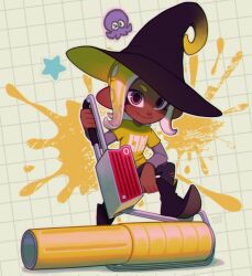 Rule 34 | 1girl, absurdres, black hat, blonde hair, brown eyes, closed mouth, dark-skinned female, dark skin, flingza roller (splatoon), grid background, hat, highres, holding, holding weapon, inkumochi, looking at viewer, medium hair, nintendo, octoling, octoling girl, octoling player character, print shirt, shirt, simple background, smile, solo, splatoon (series), splatoon 3, star (symbol), tentacle hair, weapon, white background, witch hat, yellow shirt
