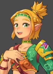 Rule 34 | 1girl, absurdres, alternate costume, bad id, bad twitter id, bandeau, blonde hair, choker, cosplay, crossdressing, green eyes, grey background, hand on own chest, highres, igote, link (cosplay), nintendo, open mouth, pointy ears, princess zelda, rv (gvdn7245), sidelocks, simple background, smile, solo, the legend of zelda, the legend of zelda: breath of the wild, the legend of zelda: tears of the kingdom, upper body