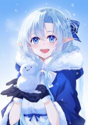 1girl :d absurdres asuna_(sao) asuna_(sao-alo) black_gloves blue_bow blue_eyes blue_hair blush bow commentary fur_trim gloves hair_between_eyes hair_bow highres holding_snowman hood hood_down istriri long_hair looking_at_viewer open_mouth pointy_ears smile snowing snowman solo sword_art_online symbol-only_commentary teeth twitter_username white_bow