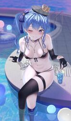 Rule 34 | 1girl, arm warmers, asymmetrical legwear, bare shoulders, beret, bikini, black bikini, blue eyes, blue hair, breasts, choker, collarbone, drink, drinking straw, gloves, grey hat, grin, hat, highres, hololive, hoshimachi suisei, jewelry, looking at viewer, navel, necklace, one eye closed, partially fingerless gloves, partially submerged, pool, poolside, side ponytail, single thighhigh, small breasts, smile, solo, stomach, string bikini, swimsuit, thighhighs, tojo aoi, virtual youtuber, water