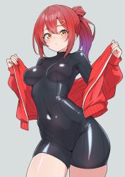 1girl black_bodysuit bodysuit breasts commentary_request covered_navel grey_background hair_ornament hairclip highres kamidan looking_at_viewer medium_breasts original ponytail red_hair risa_(kamidan) short_hair simple_background solo thighs yellow_eyes