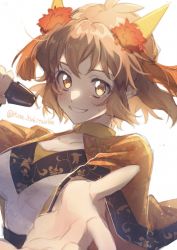 Rule 34 | 1girl, alternate costume, blush, breasts, brown hair, commentary request, hair between eyes, highres, holding, holding microphone, looking at viewer, medium breasts, microphone, open mouth, orange eyes, outstretched arm, senki zesshou symphogear, short hair, simple background, smile, solo, tachibana hibiki (symphogear), teeth, twitter username, upper body, white background, yukitsuba hina