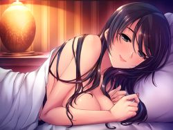 Rule 34 | 1girl, bed sheet, black hair, blue eyes, blush, breasts, bubuzuke, cleavage, closed mouth, collarbone, game cg, hair between eyes, hitotsumami, large breasts, long hair, lying, niijima izumi, on bed, on stomach, pillow, pov across bed, solo, straight hair, swept bangs, under covers, upper body