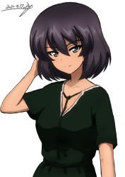 Rule 34 | 1girl, artist name, black shirt, bob cut, brown hair, bukkuri, casual, closed mouth, commentary, dark-skinned female, dark skin, dated, female focus, girls und panzer, green eyes, hand in own hair, highres, hoshino (girls und panzer), looking at viewer, shirt, short hair, short sleeves, signature, simple background, smile, solo, upper body, white background