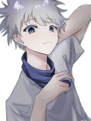 Rule 34 | 1boy, absurdres, arm up, blue eyes, closed mouth, commentary, highres, hunter x hunter, killua zoldyck, looking at viewer, male focus, shirt, short hair, short sleeves, simple background, solo, tsukuno tsuki, twitter username, upper body, white background, white hair, white shirt