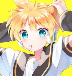 Rule 34 | 1boy, adjusting hair, bass clef, blonde hair, blue eyes, commentary, hair tie, headset, kagamine len, looking at viewer, male focus, mani (manidrawings), portrait, sailor collar, short hair, short ponytail, simple background, solo, vocaloid, yellow background