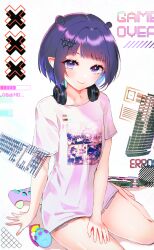 Rule 34 | 1girl, alternate eye color, alternate hairstyle, bare legs, barefoot, blunt bangs, collarbone, colored inner hair, controller, english text, flat chest, game controller, headphones, headphones around neck, highres, hololive, hololive english, light blush, looking at viewer, mole, mole under eye, multicolored hair, ninomae ina&#039;nis, ninomae ina&#039;nis (loungewear), official alternate costume, pointy ears, print shirt, purple eyes, shirt, short hair, sitting, smile, solo, sowon, virtual youtuber, white background
