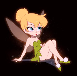 1girl ass bare_legs bare_shoulders blonde_hair blue_eyes breasts crossed_legs disney dress fairy fairy_wings green_dress green_footwear hair_bun highres ikuchi_osutega peter_pan_(disney) pointy_ears short_hair single_hair_bun sitting solo sparkle_background strapless strapless_dress tinker_bell_(disney) wings