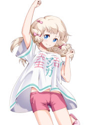 Rule 34 | &gt;:), 1girl, alternate hair length, alternate hairstyle, arm up, blonde hair, blue eyes, blush, bow, breasts, clenched hands, closed mouth, clothes writing, collarbone, commentary request, copyright name, cosplay, eromanga sensei, hair bow, highres, izumi sagiri, izumi sagiri (cosplay), leg up, long hair, medium breasts, new game!, pink ribbon, pink shorts, pink slippers, ribbon, sakura nene, shirt, short sleeves, shorts, simple background, solo, torajiro, v-shaped eyebrows, white background, white shirt
