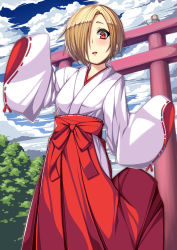 Rule 34 | 10s, 1girl, :d, alternate costume, animal, blonde hair, cloud, day, hair over one eye, hakama, hakama skirt, highres, idolmaster, idolmaster cinderella girls, japanese clothes, long sleeves, looking at viewer, miko, monkey, open mouth, outdoors, red eyes, red hakama, ribbon-trimmed sleeves, ribbon trim, shirasaka koume, short hair, skirt, sky, sleeves past wrists, smile, solo, standing, standing on one leg, takanashi-a, torii, tree