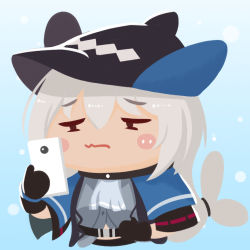 Rule 34 | 1girl, aqua background, arknights, ascot, black gloves, black hat, blue capelet, blush stickers, capelet, chibi, closed mouth, eyes visible through hair, gloves, grey background, grey shirt, hair between eyes, hat, holding, holding phone, lieyan huangzi, long hair, looking at phone, low-tied long hair, phone, shirt, silver hair, skadi (arknights), smile, solo, squinting