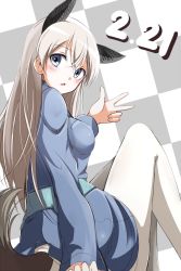Rule 34 | 1girl, animal ears, bad id, bad pixiv id, blue eyes, blush, checkered background, dated, eila ilmatar juutilainen, highres, long hair, looking at viewer, looking back, military, military uniform, mobu, pantyhose, silver hair, solo, strike witches, tail, uniform, v, world witches series