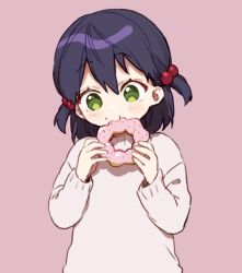 Rule 34 | 1girl, aged down, black hair, blush, brown background, commentary request, doughnut, eating, food, food on face, genderswap, genderswap (mtf), green eyes, hair between eyes, hair bobbles, hair ornament, holding, holding food, kenmochi touya, long sleeves, nijisanji, shirt, simple background, solo, two side up, upper body, virtual youtuber, white shirt, yamabukiiro