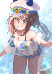 1girl animal_ears bare_shoulders barefoot belt bikini blue_belt blue_bikini blue_eyes blush breasts brown_hair cheval_grand_(umamusume) cleavage commentary_request day ear_covers floral_print foot_out_of_frame h11_n2 hat hat_belt highres horse_ears horse_girl horse_tail lens_flare medium_breasts medium_hair multicolored_hair ocean open_mouth outdoors peaked_cap solo streaked_hair swimsuit tail umamusume water wet white_hair white_hat