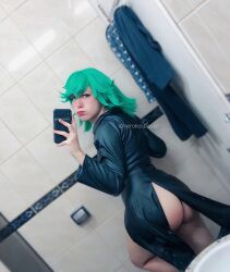 Rule 34 | 1girl, ass, bare legs, blurry, blurry background, brazilian (nationality), cosplay, female focus, green eyes, green hair, highres, indoors, looking at viewer, looking back, nerokosplayer, no panties, one-punch man, photo (medium), short hair, solo, tatsumaki