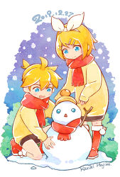 Rule 34 | 1boy, 1girl, artist name, blonde hair, blue eyes, blush, boots, bow, branch, brother and sister, brown shorts, brown sweater, closed mouth, commentary, dated, dated commentary, full body, fur-trimmed boots, fur trim, hair between eyes, hair bow, hair ornament, hairclip, hat, kagamine len, kagamine rin, kariki hajime, on one knee, open mouth, red footwear, red scarf, scarf, short hair, shorts, siblings, smile, snow, snowing, snowman, standing, sweater, twins, vocaloid, wavy mouth, white background, white bow, winter