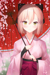 1girl ahoge black_bow blonde_hair bow breasts commentary_request fate/grand_order fate_(series) hair_between_eyes hair_bow highres hiyoko_(kokeko) holding holding_umbrella japanese_clothes kimono looking_at_viewer okita_souji_(fate) okita_souji_(koha-ace) pink_kimono short_hair smile solo umbrella yellow_eyes