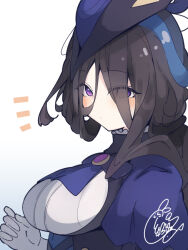Rule 34 | 1girl, beni shake, black hair, blue hat, blue jacket, blush, breasts, clorinde (genshin impact), closed mouth, commentary request, eyes visible through hair, from side, genshin impact, gloves, gradient background, grey background, hair over one eye, hat, jacket, large breasts, long hair, looking at viewer, notice lines, purple eyes, shirt, solo, upper body, white background, white gloves, white shirt