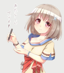Rule 34 | 1girl, bracelet, breasts, brown hair, grey background, hair ornament, hand up, jewelry, leaf (sennen sensou aigis), light brown hair, light smile, pencil, pink eyes, pouch, sennen sensou aigis, short hair, simple background, small breasts, standing, tadayou kemuri, x hair ornament