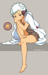 Rule 34 | 1boy, bare legs, barefoot, child, commentary request, duo (housamo), grey background, hand on own knee, head on knee, head rest, headphones, male focus, red eyes, robe, simple background, sitting, solo, summon lw, tokyo houkago summoners, white hair, white robe