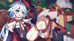 Rule 34 | 1girl, alternate costume, black gloves, blue hair, christmas tree, elbow gloves, feet, flat chest, foot out of frame, furina (genshin impact), genshin impact, gift, gloves, hair between eyes, hat, heterochromia, highres, knees up, legs, long hair, looking at viewer, multicolored hair, open mouth, red hat, shao (shaorouhong), sidelocks, sitting, smile, soles, solo, streaked hair, teeth, toenails, toes, top hat, two-tone hair, upper teeth only