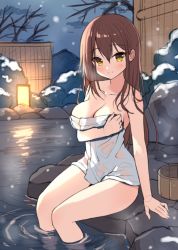 Rule 34 | 1girl, bare arms, bare shoulders, bare tree, breasts, brown hair, cleavage, closed mouth, cloud, collarbone, fence, hair between eyes, large breasts, long hair, looking at viewer, mauve, mountain, naked towel, night, night sky, onsen, original, outdoors, sitting, sky, smile, snowing, soaking feet, solo, steam, towel, tree, unfinished, very long hair, water, yellow eyes