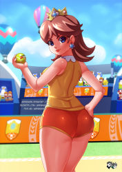 Rule 34 | 1girl, ass, ball, blue eyes, blue sky, brown hair, crown, curvy, earrings, flower earrings, from behind, gem, grin, hand on own hip, hand up, jewelry, legs, looking at viewer, mario (series), mario tennis, nintendo, princess daisy, shiny skin, short hair, shorts, sky, smile, solo, super mario land, tennis, thighs, toad (mario)