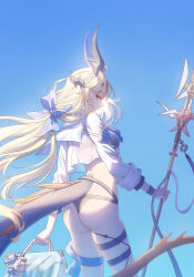 1girl absurdres ahoge arknights ass bag bikini black_bikini black_horns black_tail blonde_hair closed_mouth commentary cowboy_shot crop_top cropped_shirt day green_eyes hair_ribbon highres holding holding_bag holding_staff horns infection_monitor_(arknights) innoarukugyou long_hair long_sleeves looking_at_viewer looking_back official_alternate_costume reed_(arknights) reed_the_flame_shadow_(arknights) reed_the_flame_shadow_(summer_flowers)_(arknights) ribbon see-through_clothes shirt sky solo staff standing swimsuit tail thigh_strap thighhighs white_shirt