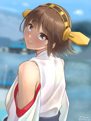 Rule 34 | 1girl, artist name, bare shoulders, black sash, blue eyes, blurry, blurry background, bob cut, brown hair, closed mouth, commentary, dated, depth of field, detached sleeves, eyelashes, flipped hair, from behind, hairband, headgear, hiei (kancolle), highres, japanese clothes, kantai collection, looking at viewer, looking back, nontraditional miko, obi, ribbon-trimmed sleeves, ribbon trim, robe, sash, shaft look, shiromaru (maniado), short hair, signature, smile, solo, twitter username, upper body, white robe, yellow hairband
