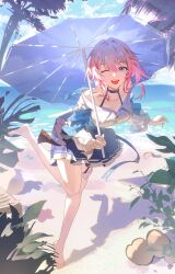 1girl barefoot beach black_choker black_corset blue_eyes blue_jacket blue_skirt bra_strap breasts chinese_commentary choker collarbone commentary_request corset highres holding holding_umbrella honkai:_star_rail honkai_(series) jacket leaning_forward leg_up long_sleeves looking_at_viewer march_7th_(honkai:_star_rail) march_7th_(preservation)_(honkai:_star_rail) medium_breasts medium_hair miniskirt one_eye_closed open_mouth outdoors palm_tree pink_eyes pink_hair pleated_skirt qingfenzi shirt skirt smile solo teeth thigh_strap tree two-tone_eyes umbrella underbust upper_teeth_only white_shirt