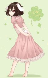 Rule 34 | 1girl, absurdres, adapted costume, animal ears, arms behind back, barefoot, black hair, character name, closed mouth, clover, clover (flower), crop top, egret, floppy ears, flower, four-leaf clover, from behind, full body, green background, hair between eyes, highres, inaba tewi, interlocked fingers, looking at viewer, own hands clasped, own hands together, pink skirt, puffy short sleeves, puffy sleeves, rabbit ears, rabbit girl, rabbit tail, red eyes, short hair, short sleeves, skirt, smile, solo, standing, tail, touhou, twitter username