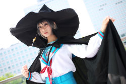 Rule 34 | ari (model), cape, cosplay, hat, nagato yuki, photo (medium), sailor, school uniform, serafuku, suzumiya haruhi no yuuutsu, wand, witch hat