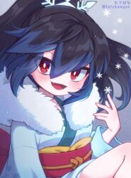 1girl :3 artist_name bare_legs black_hair blue_hair blue_kimono blush bright_pupils colored_tips double-parted_bangs fang fur_collar fur_hood goku_fubukihime gradient_background grey_background hair_between_eyes hair_ornament hand_up highres hood hood_down japanese_clothes kimono knee_up light_smile long_hair looking_at_viewer multicolored_hair no_nose open_mouth pale_skin palmar_flexion ponytail red_eyes sash sidelocks snowflake_hair_ornament snowflakes solo tabana tsurime upper_body white_pupils youkai_watch